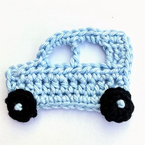 Puede incluir: Aplicación de coche de ganchillo azul claro con dos ruedas negras. El coche hecho a mano presenta dos aberturas de ventana y está hecho con una puntada texturizada. Adecuado para varios proyectos de manualidades.