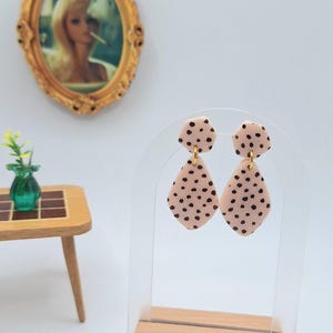 Pendientes colgantes "Dotty" - elaborados a mano con cariño en arcilla polimérica y resina, pendientes llamativos