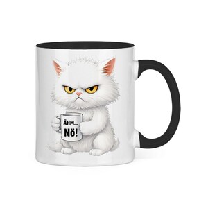 Peut inclure: Mug en céramique blanche avec intérieur et anse noirs. L'illustration représente un chat blanc grincheux tenant une petite tasse avec le texte "ÄHM... NÖ!". Le chat a les yeux jaunes et une expression sévère.