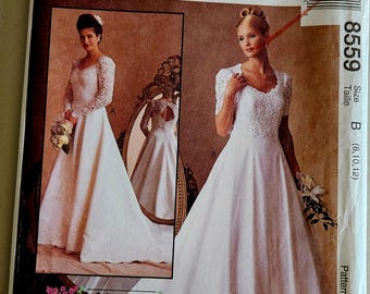 Cartamodello esclusivo Alicyn McCall's per abito da sposa n. 8559. Abito da sposa per donna di corporatura minuta. Strascico posteriore incorporato. Anno 1996. Taglie 8, 10, 12.