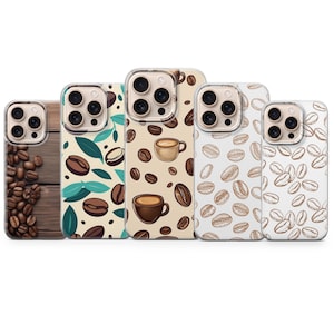 Può includere: Una collezione di custodie per telefoni con design a tema caffè. Le custodie presentano motivi di chicchi di caffè, tazze di caffè e venature del legno. La tavolozza dei colori include tonalità di marrone, beige e verde. Le custodie sono progettate per uno smartphone.