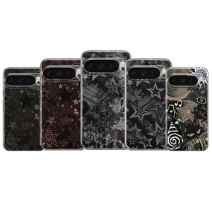 Op de afbeelding: Vijf telefoonhoesjes met verschillende ontwerpen. De hoesjes hebben een transparante rand en een patroon op de achterkant. Ontwerpen omvatten sterren, wervelingen en abstracte vormen in zwart, bruin en groen. De hoesjes zijn voor een smartphone.