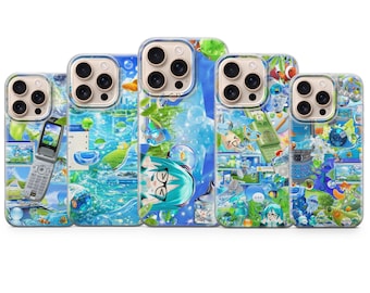 Puede incluir: Cinco fundas para teléfono con diseños coloridos. Las fundas presentan una variedad de imágenes, incluyendo personajes de anime, peces, burbujas y un teléfono plegable. Las fundas son principalmente azules y verdes.
