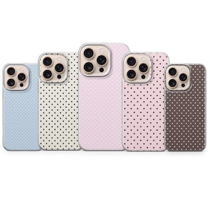Könnte beinhalten: Fünf Handyhüllen in einer Reihe, jede mit einer anderen Farbe und einem Polka-Dot-Muster. Zu den Farben gehören Hellblau, Off-White, Rosa, Dunkelrosa und Braun. Die Hüllen haben einen transparenten Kameraschutz.