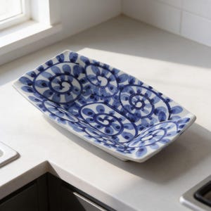 Handgemaakte blauw-witte keramische rechthoekige serveerschaal, handgeschilderde bloemenschotel, 21 x 12 cm