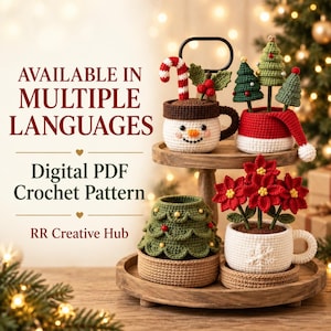 Op de afbeelding: Een digitaal PDF-haakpatroon van RR Creative Hub met een etagère vol gehaakte kerstversieringen, waaronder een sneeuwpopmok, drie kleine dennenbomen, een boomvormige hoes en een witte mok met rode kerststerren.