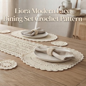 Puede incluir: Un juego de comedor de ganchillo que incluye un camino de mesa largo, manteles individuales ovalados y posavasos redondos en hilo color crema. El set incluye servilleteros a juego con servilletas beige sobre platos blancos. Texto: Liora Modern Lace Dining Set Crochet Pattern.