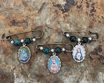 Broche de Nuestra Señora de los Dolores pintado a mano – Imperdible de estilo vintage con piedras preciosas y perlas.