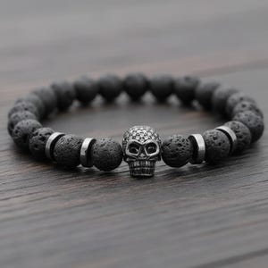 Herrarmband med lavasten, dödskalle, svart pärlarmband för män, gotiskt dödskallearmband, vulkaniskt stenarmband, stretcharmband, present till honom