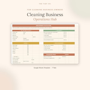 以下が含まれることがあります： The Tidy Co. Cleaning Business Operations Hubというタイトルのデジタルスプレッドシートテンプレート。インターフェースには、仕事の詳細、追加項目、設定、見積もり計算、推奨価格のセクションを備えた作業見積もり計算機が表示されています。