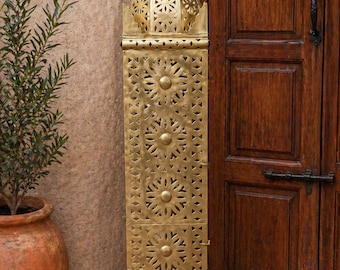 Lanterna marocchina da terra in metallo dorato realizzata a mano – Alta, geometrica, per l'arredamento in stile boho.