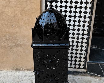 Handgjord marockansk golvlykta i glansigt svart järn – Geometrisk orientalisk bohemisk belysningsdekor