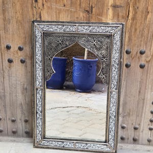 Handgemachter marokkanischer Bogen-Spiegel - Gravierte Metall-Resin-Wanddekoration