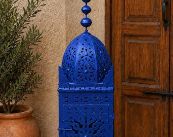 Lanterna da terra marocchina in metallo blu fatta a mano – Lanterna alta orientale per candele – Decorazione boho marocchina – Lampada in ferro con intagli elaborati