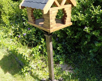 Comedero para pájaros de madera hecho a mano con soporte, mesa para pájaros de roble macizo, comedero para pájaros de jardín exterior, fácil montaje, casita para pájaros rústica (Reino Unido)