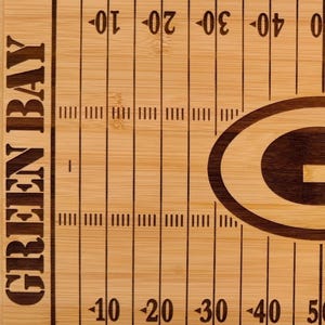 Custom Football Cutting Board, Personalized Green Bay Packers Fan Charcuterie Board, Serving Tray, Engraved Football Field Kitchen Decor bild 7