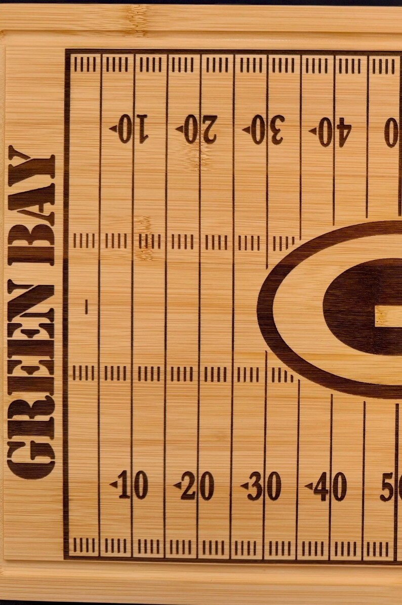 Custom Football Cutting Board, Personalized Green Bay Packers Fan Charcuterie Board, Serving Tray, Engraved Football Field Kitchen Decor bild 7