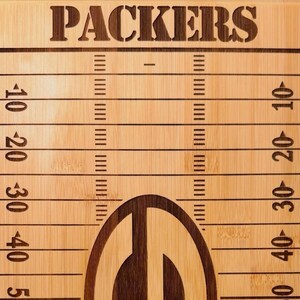 Custom Football Cutting Board, Personalized Green Bay Packers Fan Charcuterie Board, Serving Tray, Engraved Football Field Kitchen Decor bild 8