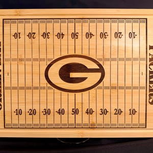 Custom Football Cutting Board, Personalized Green Bay Packers Fan Charcuterie Board, Serving Tray, Engraved Football Field Kitchen Decor bild 4