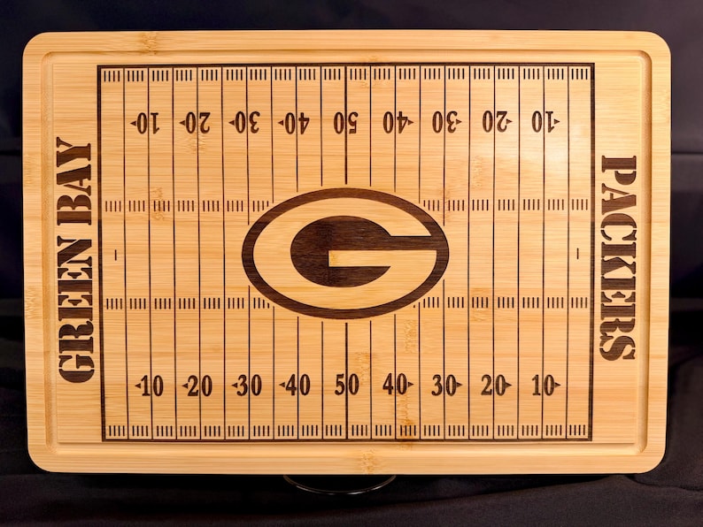 Custom Football Cutting Board, Personalized Green Bay Packers Fan Charcuterie Board, Serving Tray, Engraved Football Field Kitchen Decor bild 4