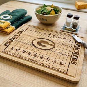 Custom Football Cutting Board, Personalized Green Bay Packers Fan Charcuterie Board, Serving Tray, Engraved Football Field Kitchen Decor bild 1
