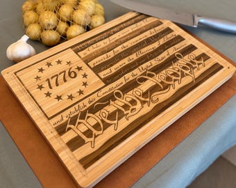 Tabla de cortar de bambú grabada a medida – Diseño de la bandera estadounidense "We The People"