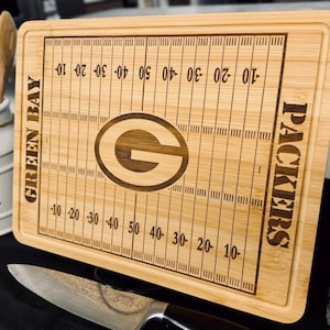 Custom Football Cutting Board, Personalized Green Bay Packers Fan Charcuterie Board, Serving Tray, Engraved Football Field Kitchen Decor bild 11