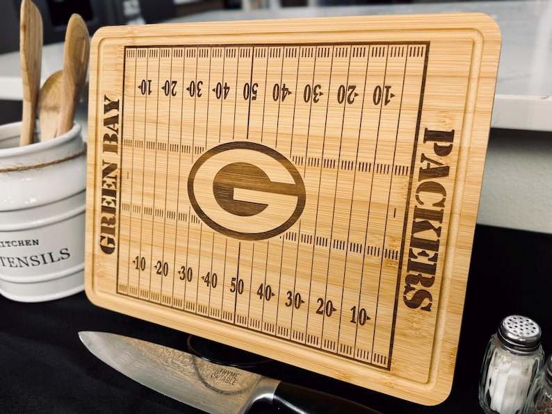 Custom Football Cutting Board, Personalized Green Bay Packers Fan Charcuterie Board, Serving Tray, Engraved Football Field Kitchen Decor bild 11