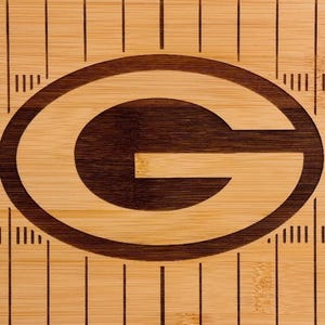 Custom Football Cutting Board, Personalized Green Bay Packers Fan Charcuterie Board, Serving Tray, Engraved Football Field Kitchen Decor bild 6