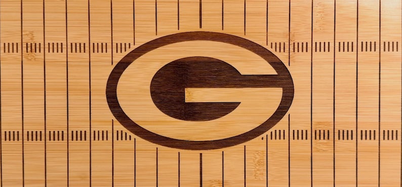 Custom Football Cutting Board, Personalized Green Bay Packers Fan Charcuterie Board, Serving Tray, Engraved Football Field Kitchen Decor bild 6