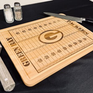 Custom Football Cutting Board, Personalized Green Bay Packers Fan Charcuterie Board, Serving Tray, Engraved Football Field Kitchen Decor bild 10