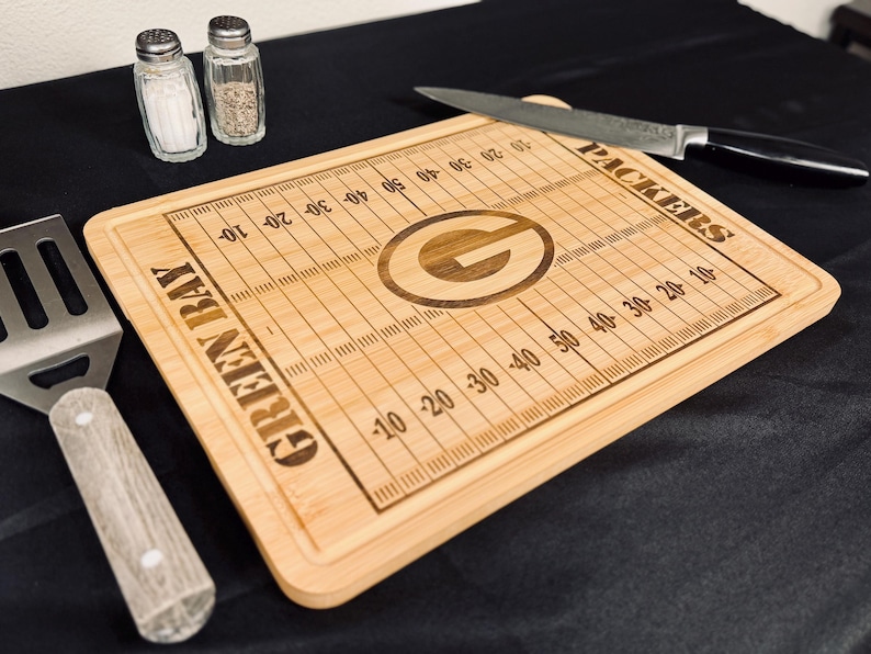 Custom Football Cutting Board, Personalized Green Bay Packers Fan Charcuterie Board, Serving Tray, Engraved Football Field Kitchen Decor bild 10