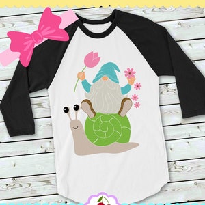 Lente kabouter svg png jpg, kabouter zit op een slak svg silhouet & Cricut gesneden ontwerp, kabouter-illustraties EAS66