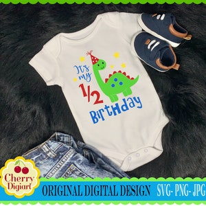 Dinosaurus svg png, It's My Half Birthday, My 1/2 Birthday Silhouette & Circut Cut-bestanden, vinylsnijders en sublimatie BIR96