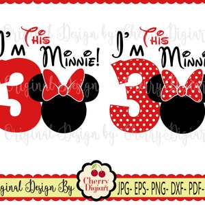 Może przedstawiać: Czerwona liczba 3 w białe kropki z tekstem "I'm his Minnie!" i czarną sylwetką głowy Minnie Mouse z czerwoną kokardką. Liczba 3 jest czerwona z tekstem "I'm his Minnie!" i czarną sylwetką głowy Minnie Mouse z czerwoną kokardką.