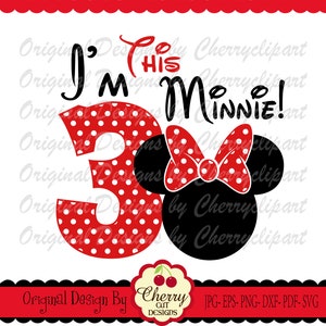 Może przedstawiać: Czerwona liczba trzy w białe kropki z czarną sylwetką głowy Minnie Mouse z czerwoną kokardką w białe kropki. Tekst "I'm his Minnie!" jest napisany czarnym kolorem nad liczbą i Minnie Mouse.
