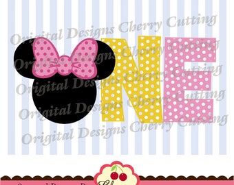 Könnte beinhalten: Digitalgrafik mit einer schwarzen Maus-Kopf-Silhouette und einer rosa Schleife mit Punkten, zusammen mit dem Wort "ONE" in gelben und rosa Punkten. Das Design enthält den Text "Original Design By Cherry Cut Designs".