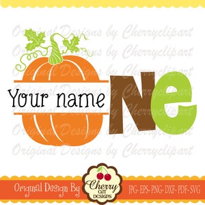 Puede incluir: Un diseño de archivo de corte digital que presenta una calabaza con una división en el medio, con el texto "Your name" en la división. La palabra "One" está al lado de la calabaza, con la "N" en marrón y la "e" en verde. El diseño es para una fiesta de cumpleaños personalizada de calabaza para un niño de un año.