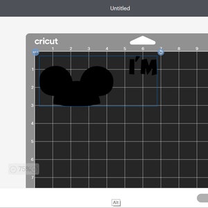 以下が含まれることがあります： Cricut カットマシン用の白黒のデザイン。デザインには、ミッキーマウスの頭のシルエットと「I'M」というテキストが含まれています。