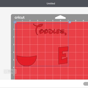 以下が含まれることがあります： 赤い Cricut マットに、「POODLES,」というテキストと「E」という文字のデザインが施されています。デザインは黒で縁取られており、カットの準備ができています。