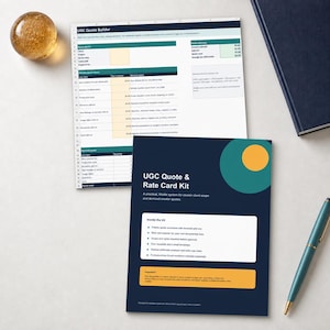 Può includere: Un kit di preventivi e listini prezzi UGC con copertina blu scuro, cerchio giallo e accento verde acqua, accanto a un foglio di calcolo bianco intitolato UGC Quote Builder, una sfera dorata, un taccuino blu scuro e una penna verde acqua.