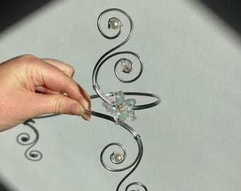 Op Aurora geïnspireerde zilveren draadarmmanchet met roze bloem en parels – verstelbare bicepsarmband