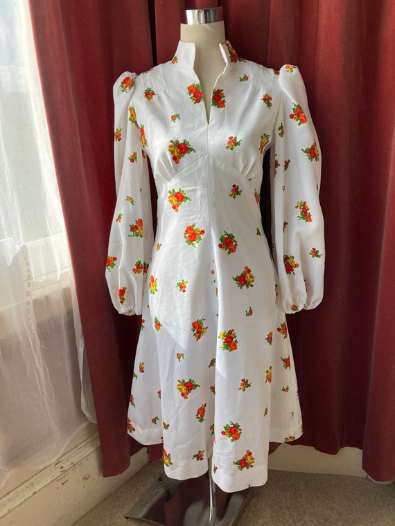 Vintage 70s white floral puff-sleeved dress / Stud