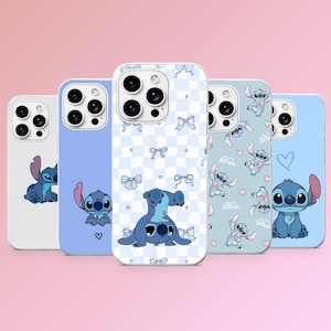 Könnte beinhalten: Fünf Handyhüllen mit Stitch-Designs in Blau- und Weißtönen. Die Hüllen zeigen Illustrationen von Stitch in verschiedenen Posen, Schleifen, Herzen und einem Schachbrettmuster. Für Mobiltelefone.