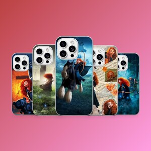 Op de afbeelding: Vijf telefoonhoesjes met illustraties van een roodharig personage in verschillende scènes. De hoesjes tonen verschillende ontwerpen, waaronder een personage met pijl en boog en een personage met een beer.