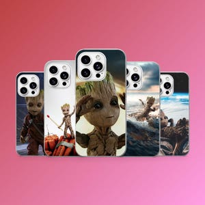 Puede incluir: Una colección de cinco fundas para teléfono con el personaje Groot de la franquicia Guardianes de la Galaxia. Cada funda muestra una imagen diferente de Groot, con varios fondos y poses. Las fundas están en fila contra un fondo rosa.