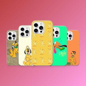 Puede incluir: Cinco fundas de teléfono coloridas con Pluto, el perro de dibujos animados de Disney. Los diseños incluyen a Pluto sosteniendo un hueso, a Pluto con la lengua fuera y un patrón repetido de Pluto corriendo. Las fundas son en tonos de amarillo, verde, naranja y beige.