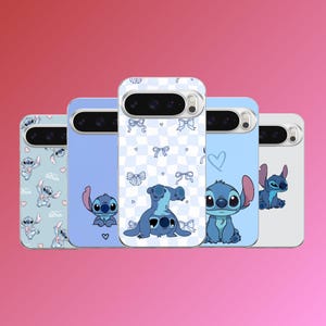 Può includere: Cinque custodie per telefono con il personaggio Stitch di Lilo & Stitch. Le custodie hanno diversi design, tra cui Stitch con fiocchi, cuori e un motivo ripetuto. Le custodie sono azzurre, bianche e rosa.