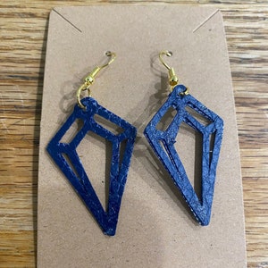 Pendientes de cuero con diamantes colgantes de color azul marino