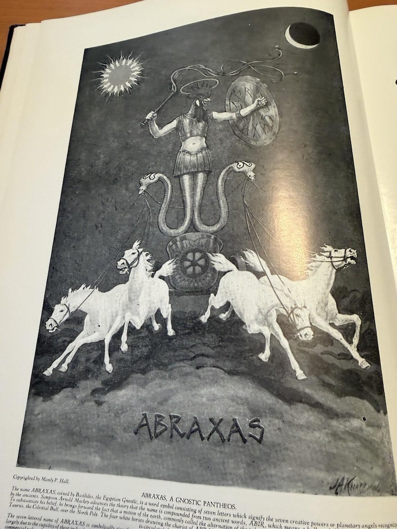 Puede incluir: Una ilustraci&oacute;n en blanco y negro de Abraxas, una figura con cabeza de gallo, torso humano y piernas de serpiente, sosteniendo un l&aacute;tigo y un escudo. La figura est&aacute; en un carro tirado por cuatro caballos blancos, bajo un sol y una luna.